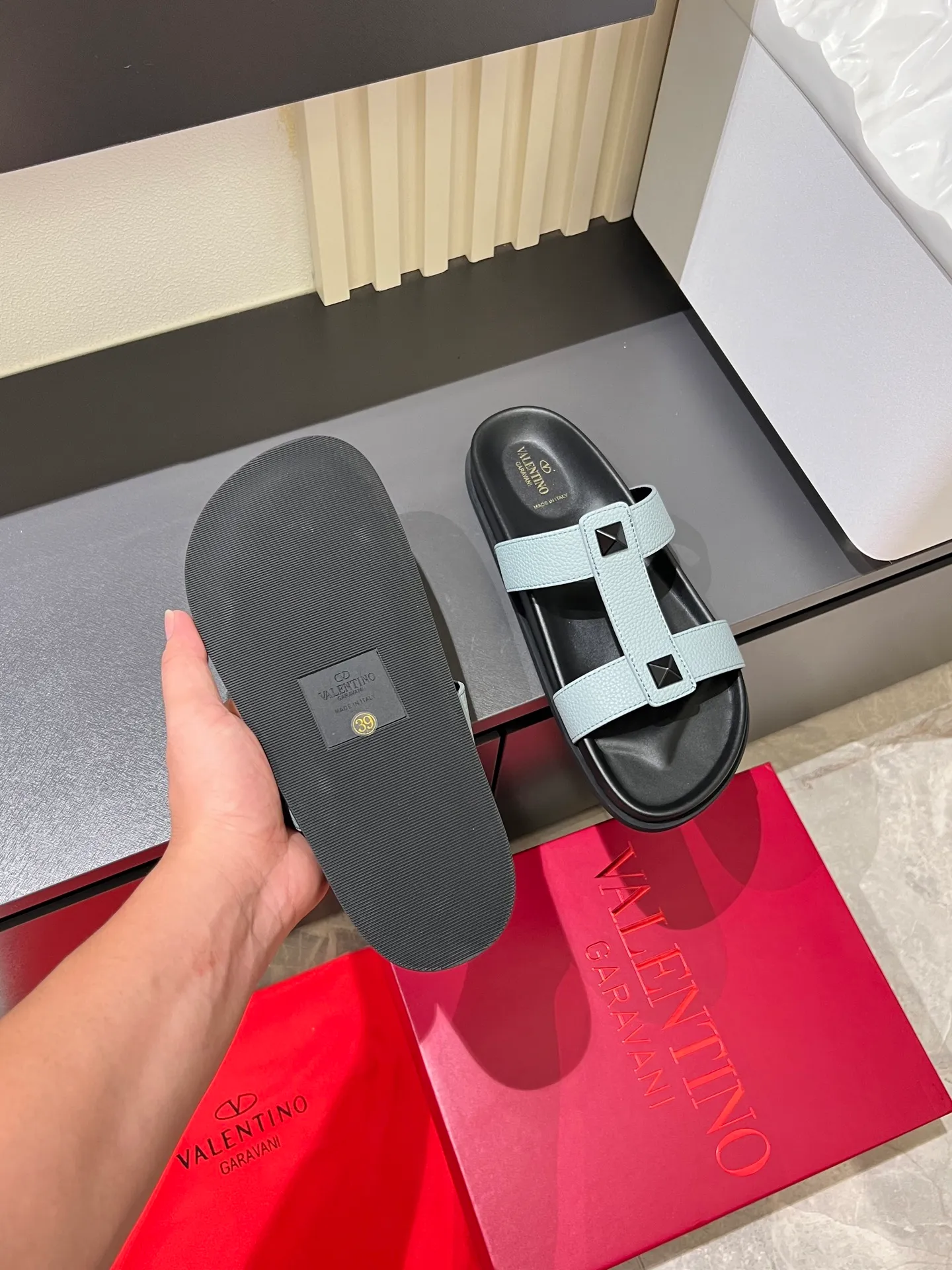 Men's shoes 💰p300 VALENTINO Men's 🧍‍♂️ Spring and summer new style metal logo flat slippers, elegant sandals, the same style worn by celebrities, original molding, imported calfskin. Rubber outsole. Soft and durable, full set of counter packaging size: 39-44 (.45.46 customized)